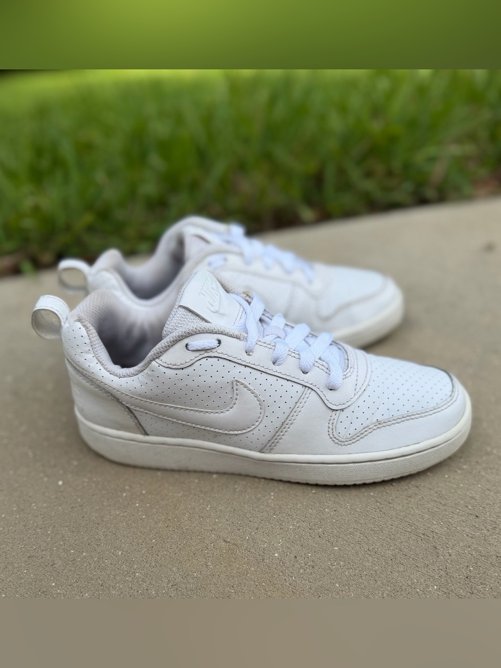 Nike White Low Top Sneakers Women 6.5 Classic Normcore Casual Basic Streetwear